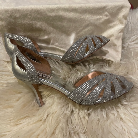 BADGLEY MISCHKA silver d’orsay heels - Picture 3 of 7